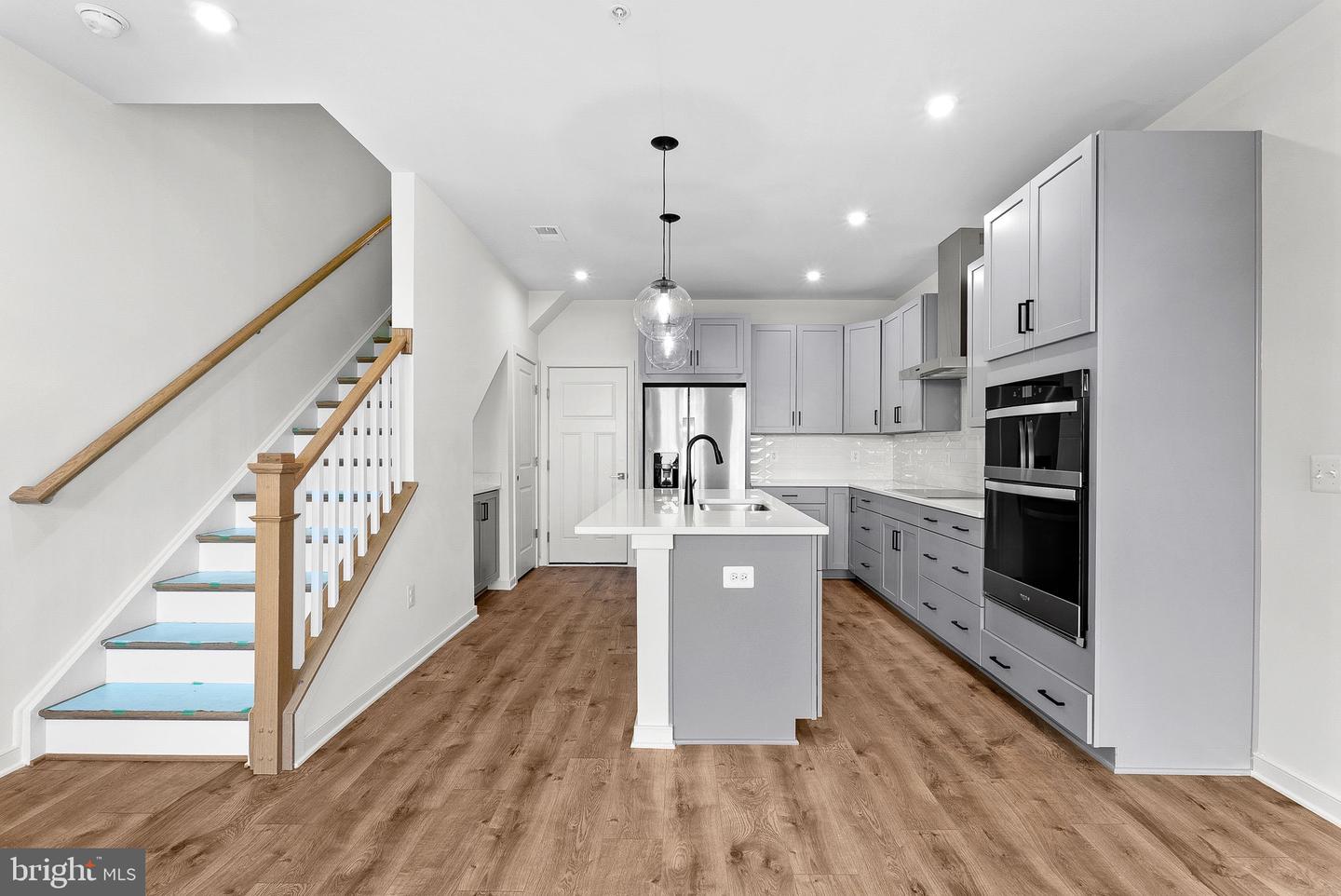 43841 Venetian Square