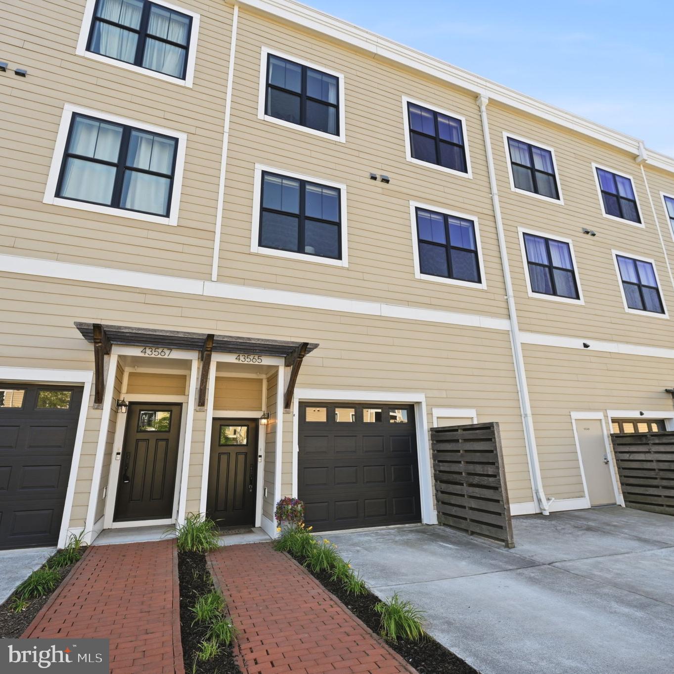 43565 Michigan Square
