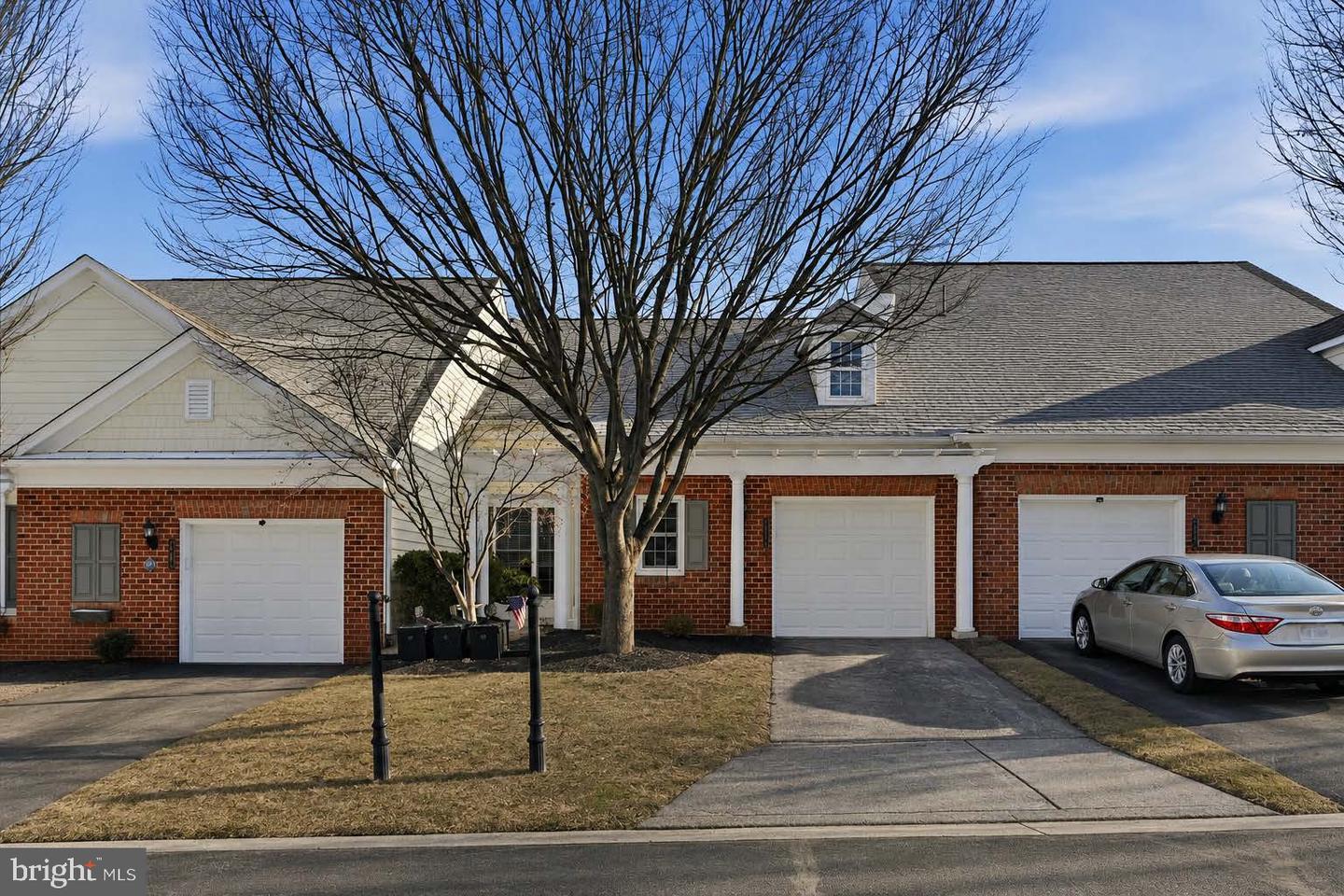 44397 Oakmont Manor Square