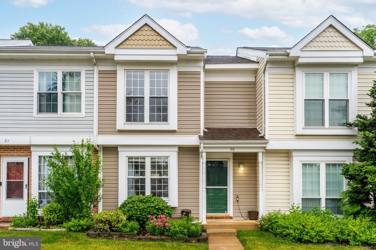 98 Saint Charles Square