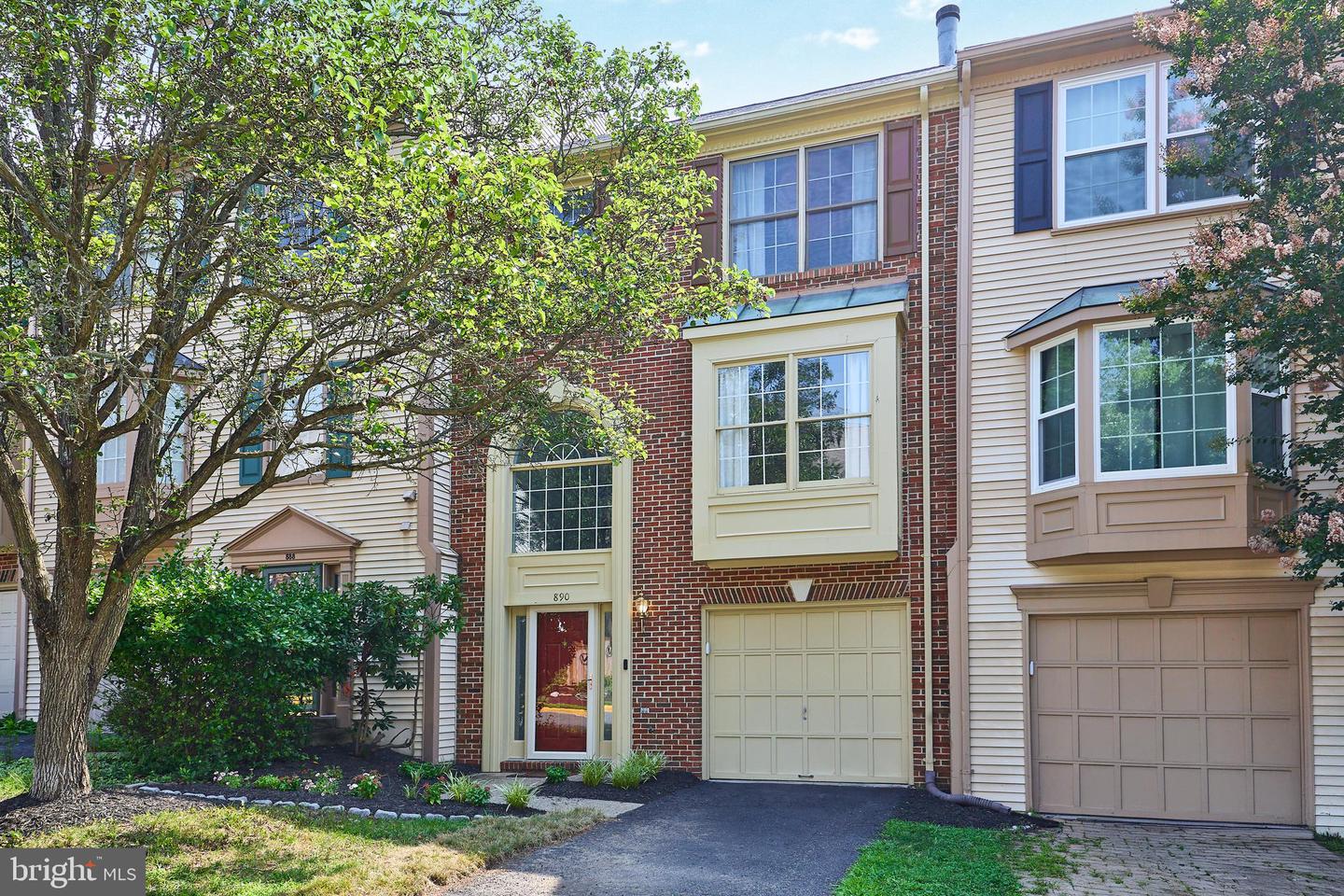 890 Tall Oaks Square SE