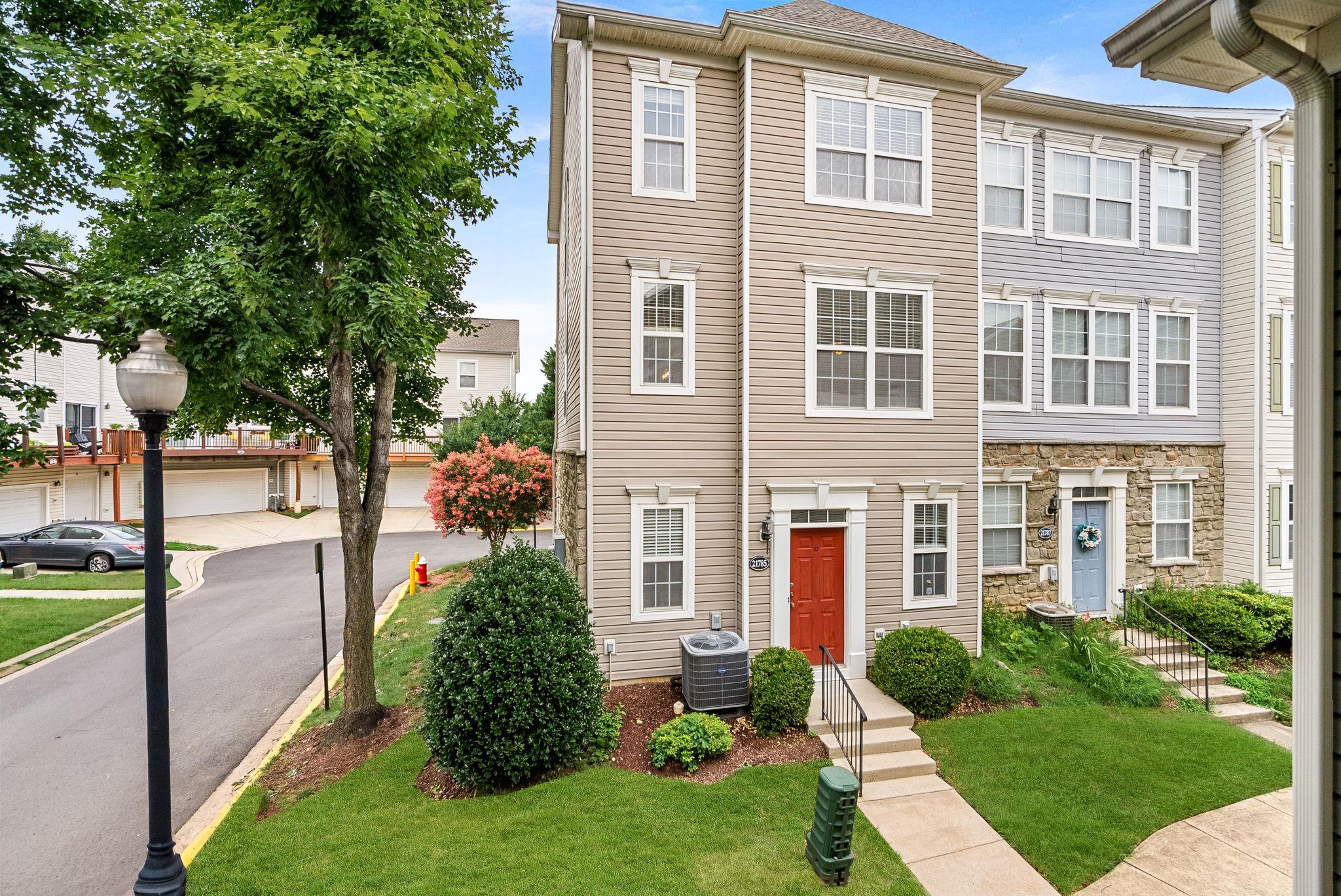 21785 Dragons Green Square