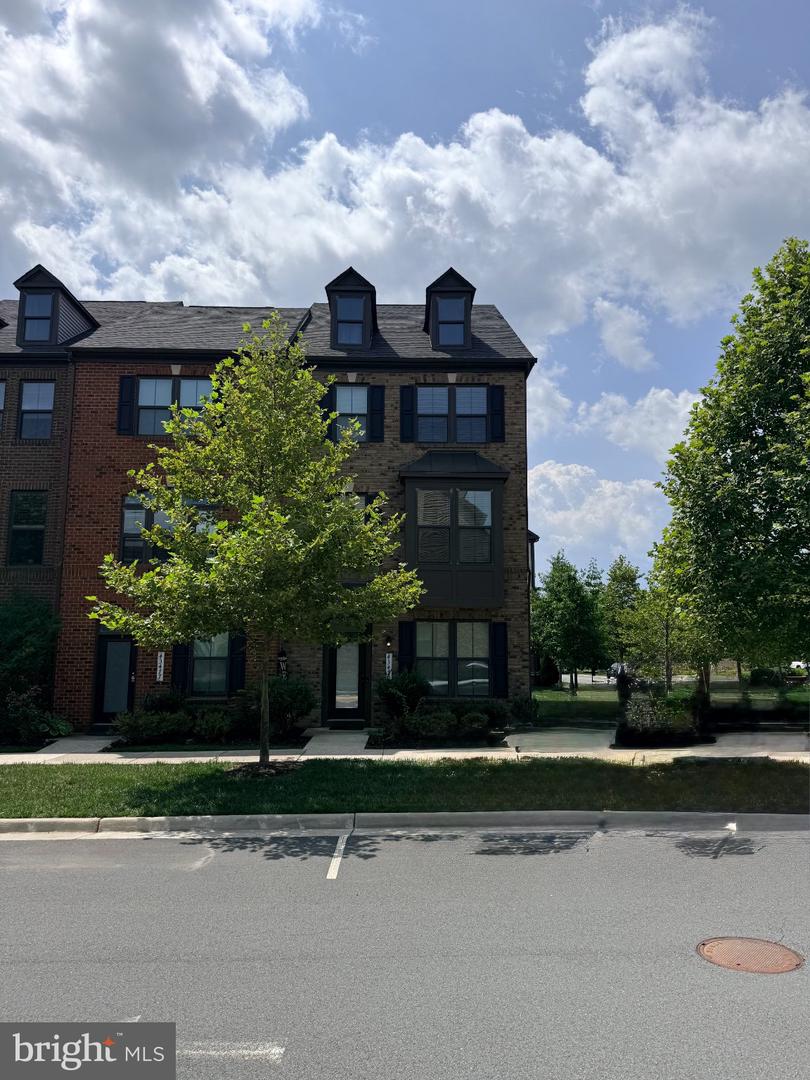 43475 Apple Orchard Square
