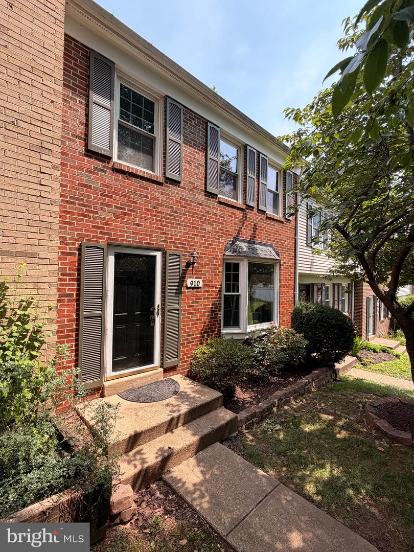 910 Sherwood Court