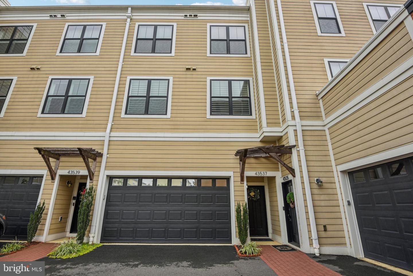 43537 Michigan Square
