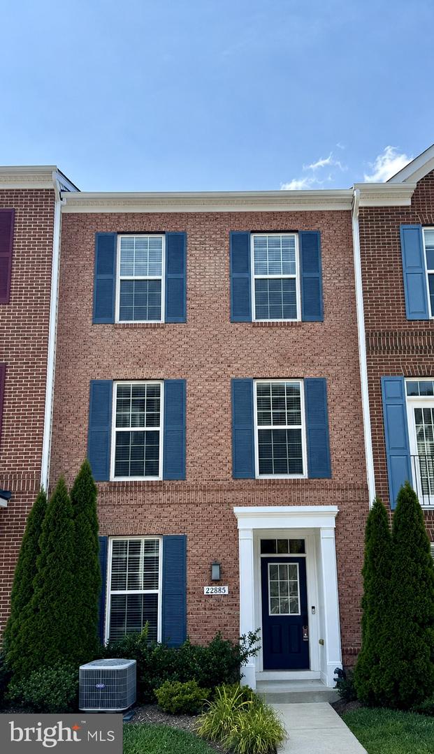 22885 Eileen Square