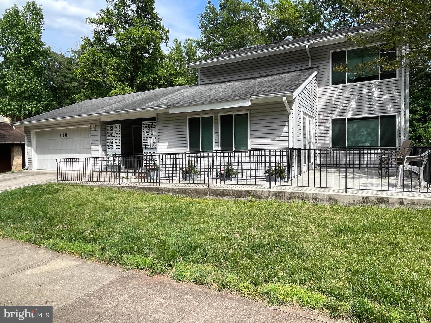 120 E Meadowland Lane E
