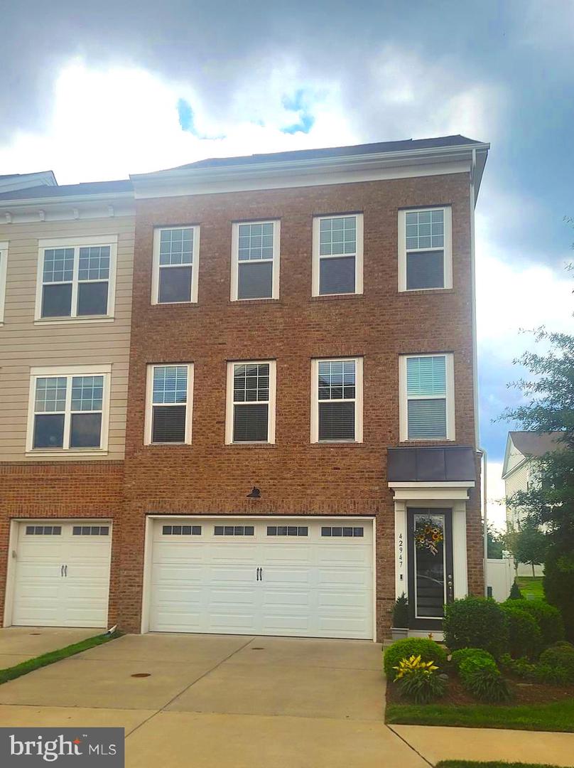 42947 Running Creek Square