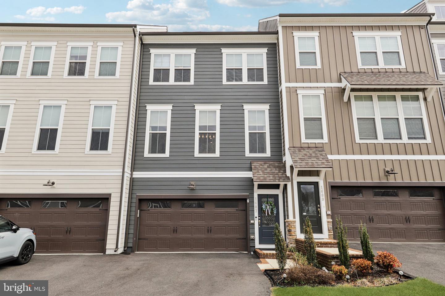1687 Aspen Poplar Road, Dumfries