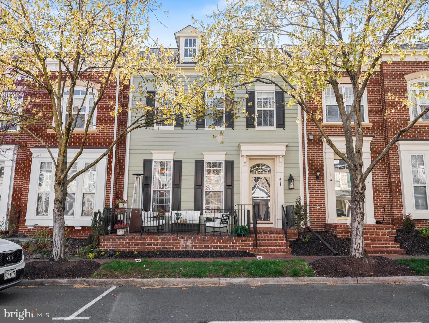 811 Monument Avenue, Woodbridge