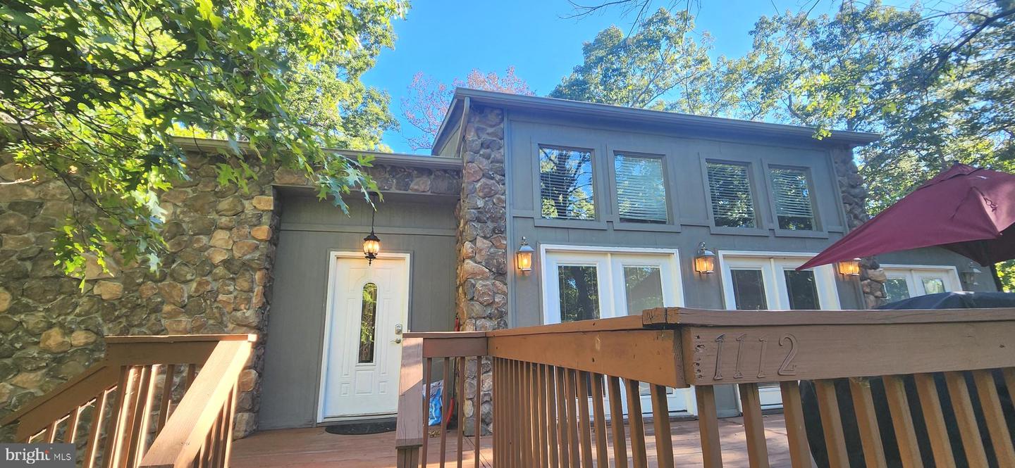1112 Lee Road, Basye