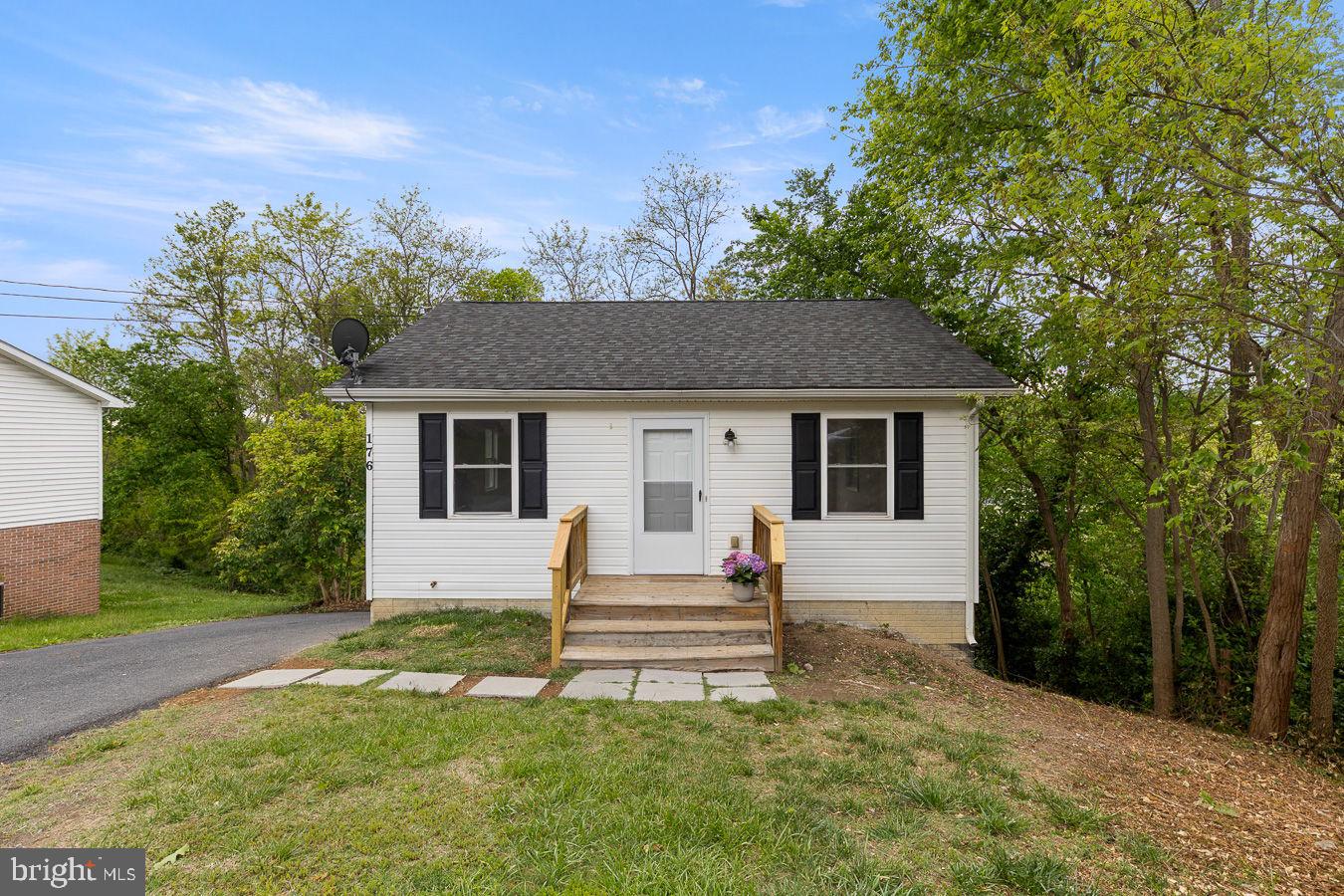 176 N Place Lane, Strasburg