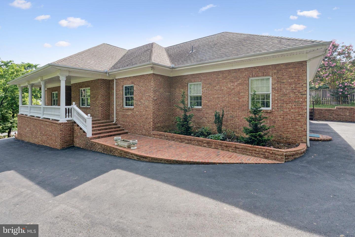 1205 Caroline Street, Winchester