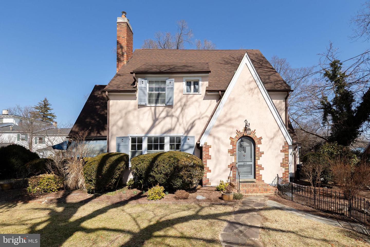 200 &amp; 210 W Fairfax Lane, Winchester