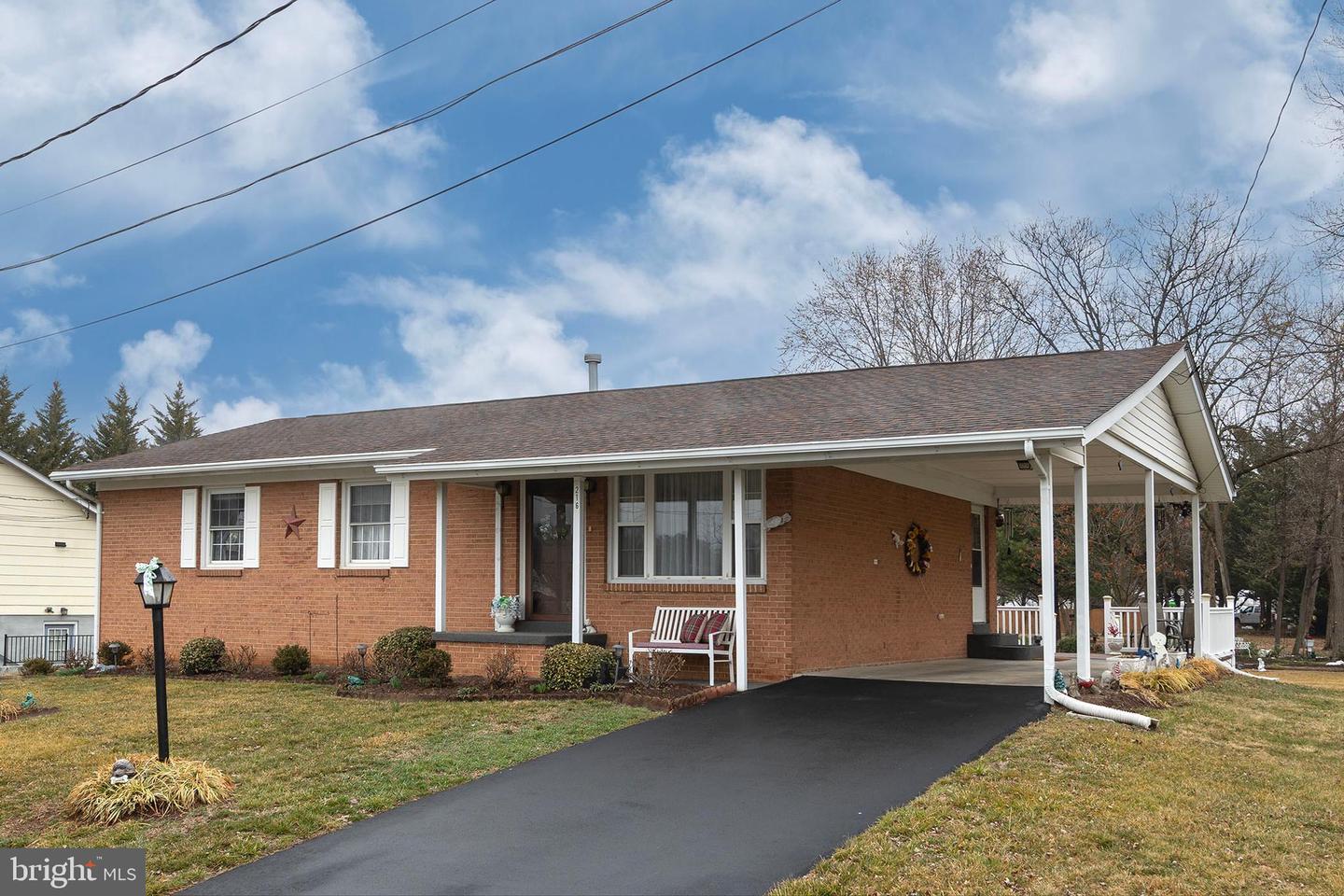 216 W Cedarmeade Avenue, Winchester