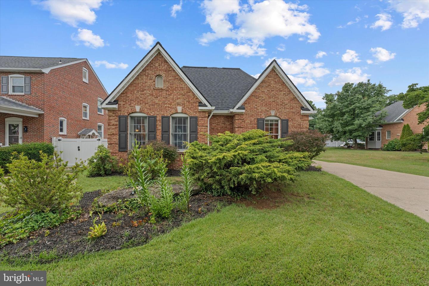 687 Woodland Ave