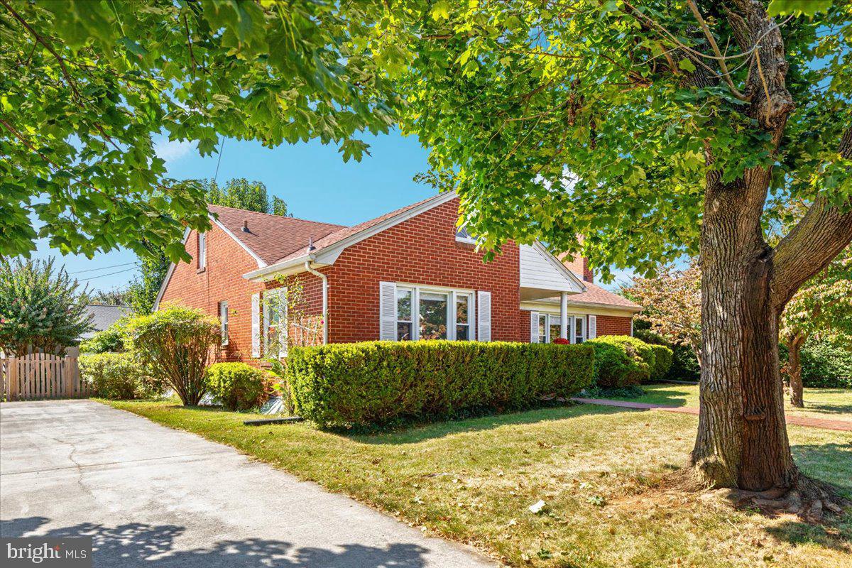 605 Happy Creek Road, Front Royal