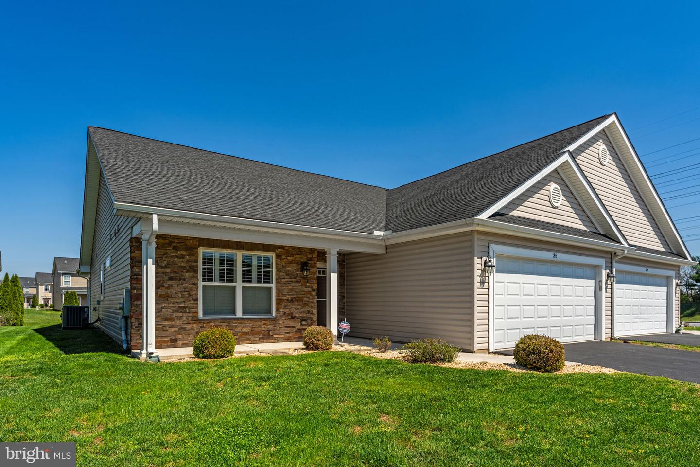 35 Cotswold Lane, Falling Waters