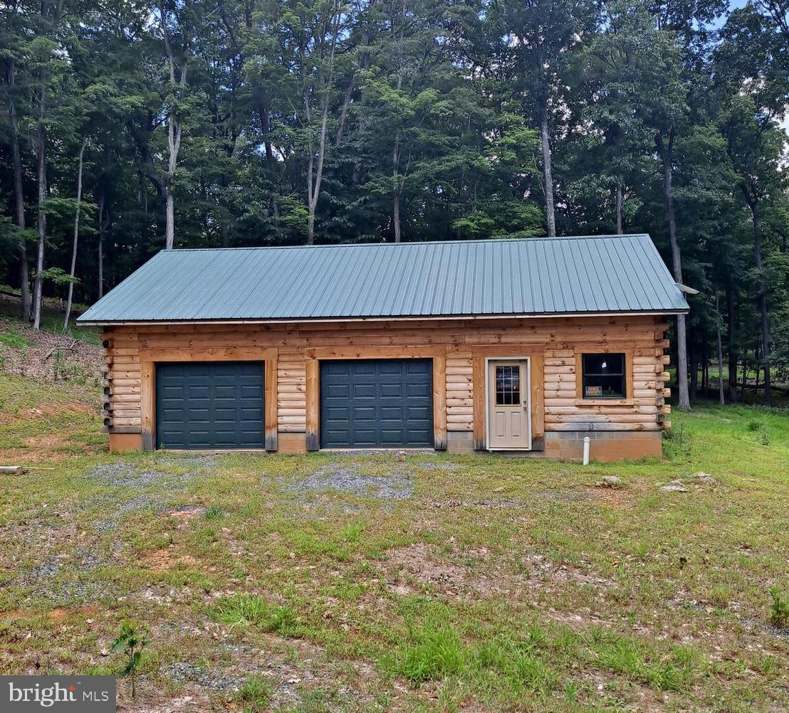1079 Little Mountain, Cabins