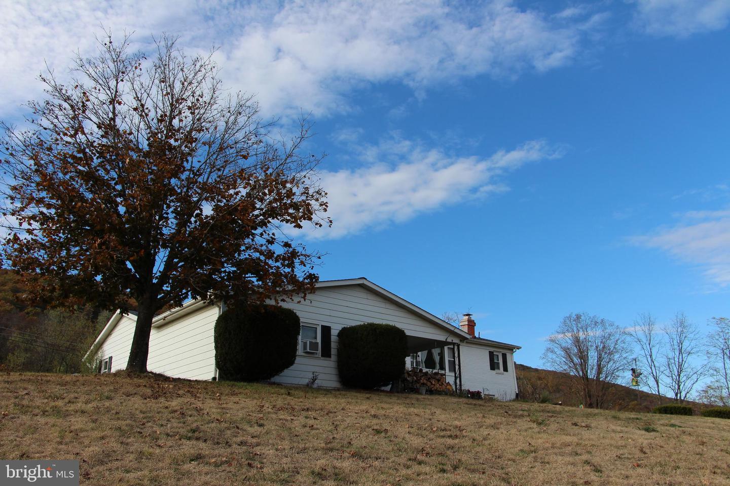 775 Corner Road, Cabins
