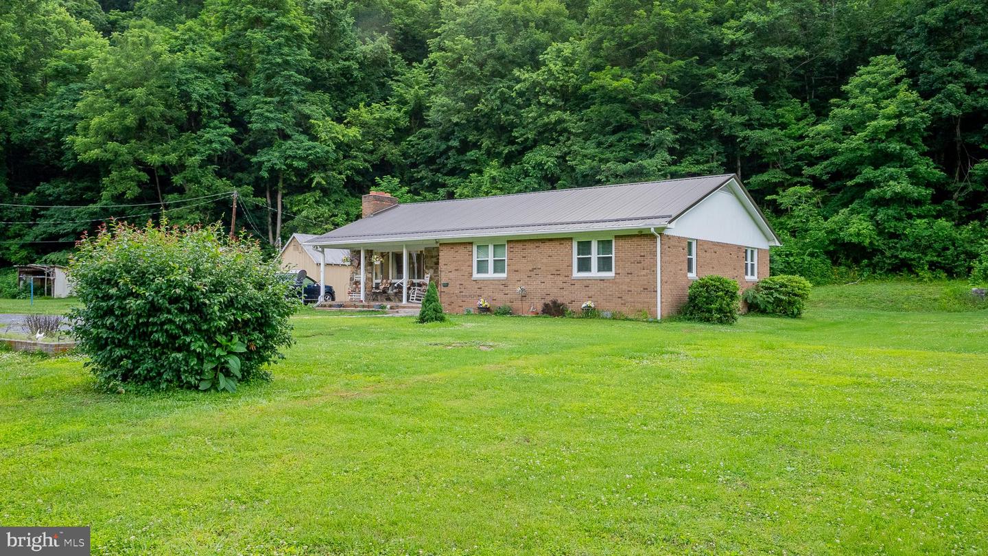 8462 N Fork Highway, Cabins