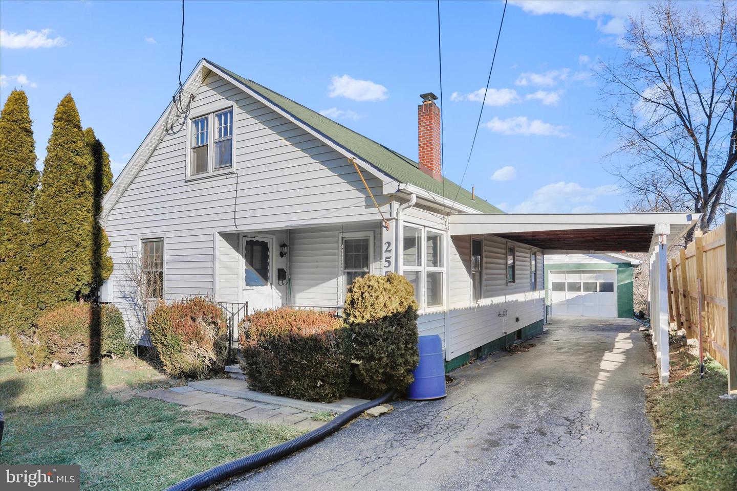 255 W Marathon Place, Romney