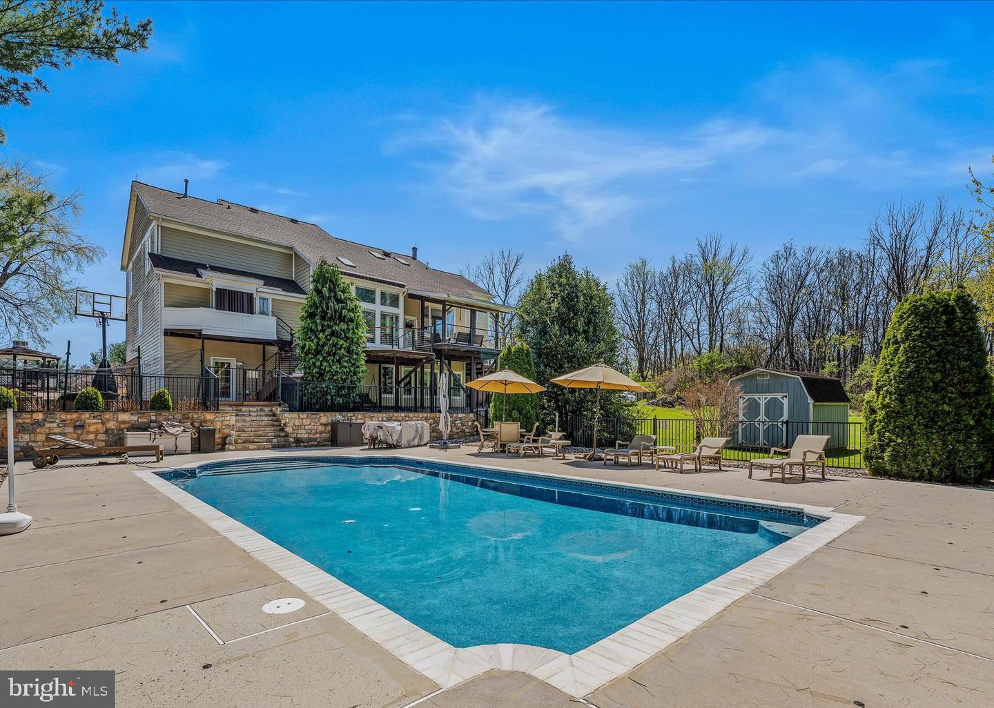 240 W Blakeley Drive W, Charles Town