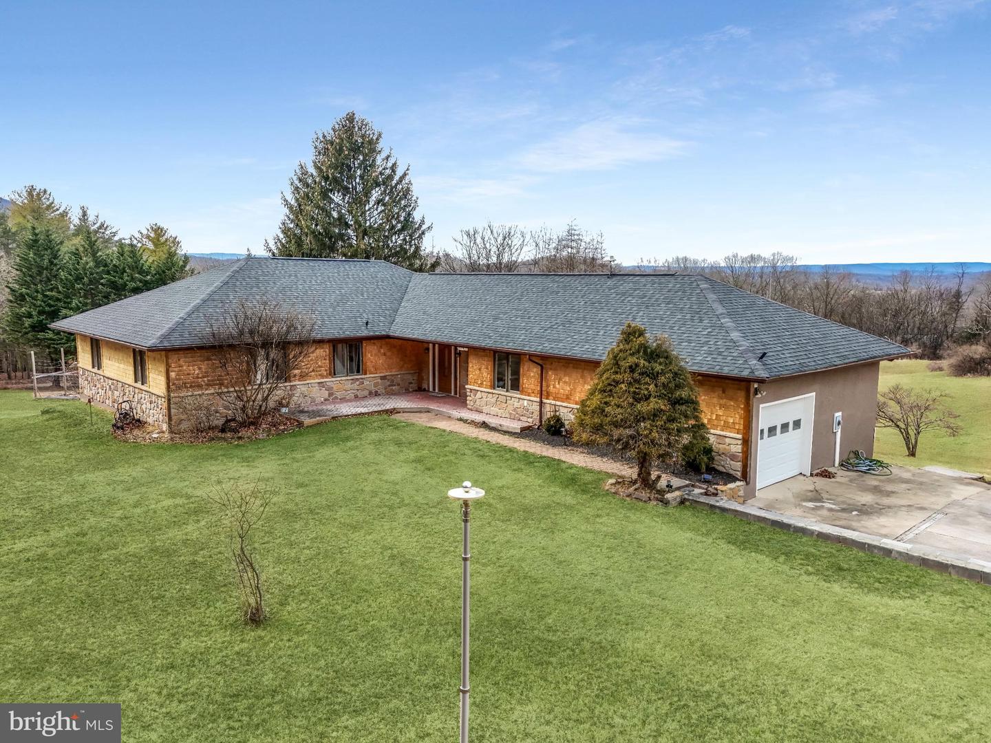 9 Schoolhouse Way, Hedgesville